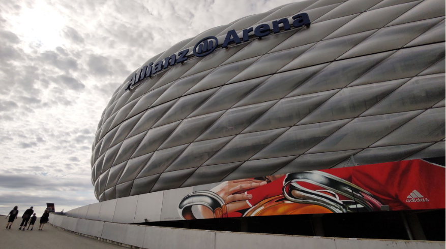 Imagem da Allianz Arena, o estádio do Bayern Munique, uma parte importante de o que visitar em Munique, especialmente para fãs de futebol.