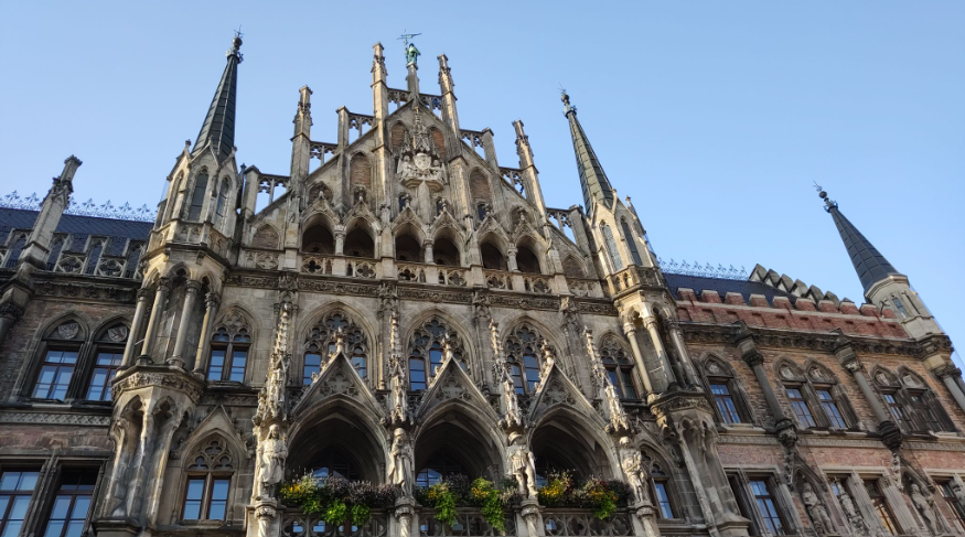 Fotografia de o que visitar em Munique, a Marienplatz e a sua fachada gótica.